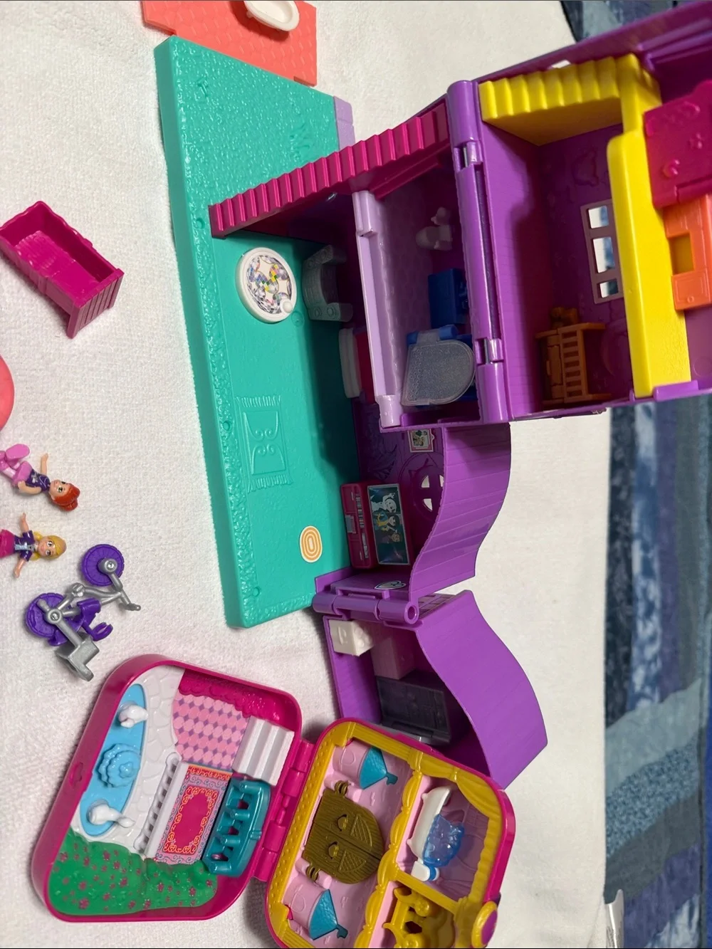 Polly Pocket Foldable Kids Playset in Purple & Teal with Mini Figures